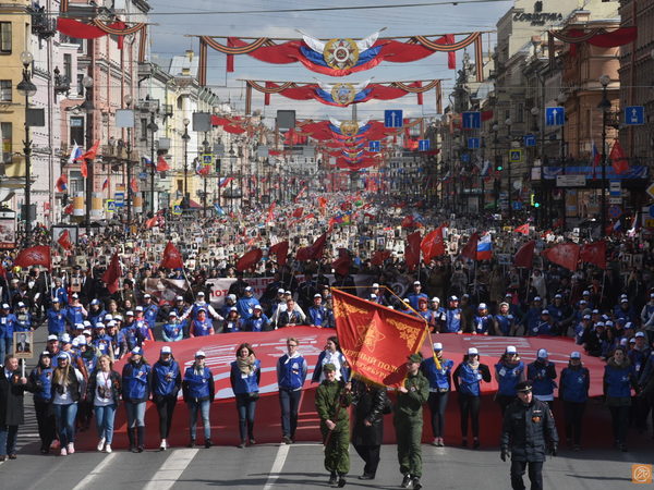 Участники акции "Многонациональный батальон в составе Бессмертного полка", организованная Комитетом по межнациональным отношениям и реализации миграционной политики в Санкт-Петербурге доставлены в полицию после драки на Дворцовой площади.