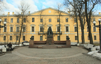 Сквер перед зданием Николаевского кавалерийского училища