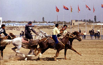 Азербайджанская конная игра «Сюр-папах»